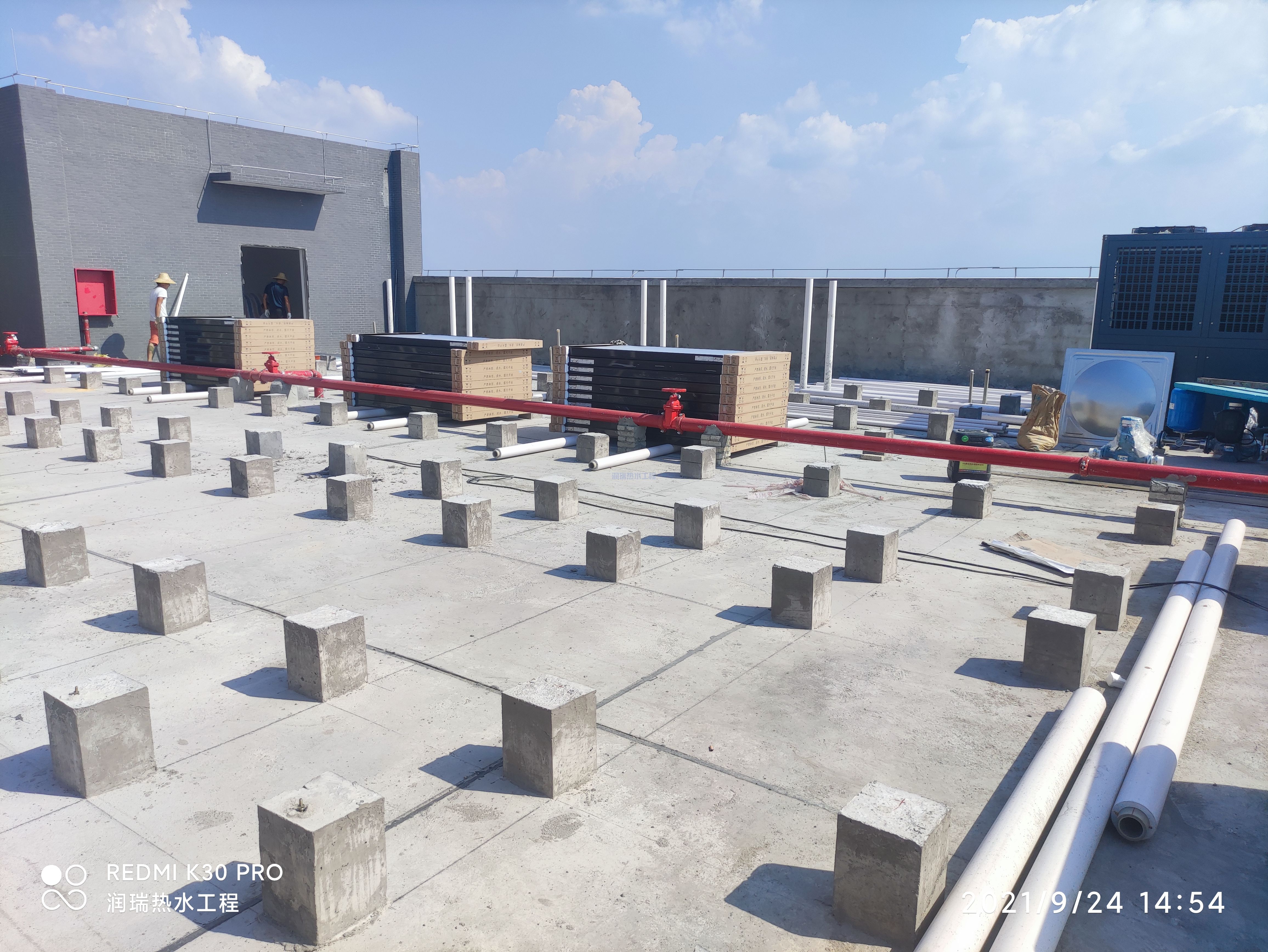 平板太陽(yáng)能集熱器安裝現(xiàn)場(chǎng)